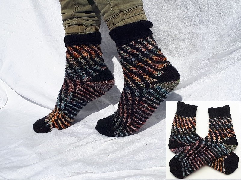 Gestrickte Socken mit diagonalen bunten Streifen, getragen und liegend