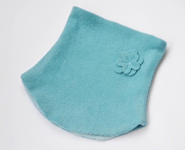 Türkises wendbares Fleece-Halstuch mit Stoffblume und gestreiftem Futter