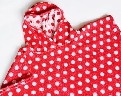 Rotes Kapuzenoberteil mit weißen Punkten, weich wirkend