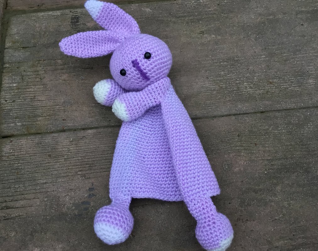 Erstes Spielzeug Hase Amigurumi Puppe Osterhase Häkelanleitung Schmusetuch