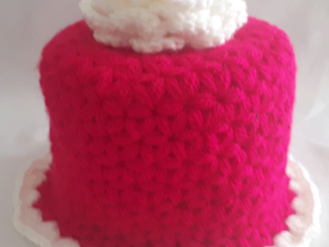 Klopapierhut mit Rosenblüte