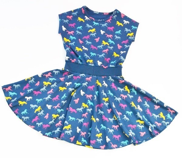 Dunkelblaues Kinderkleid mit bunten Pferdemustern und kurzen Ärmeln
