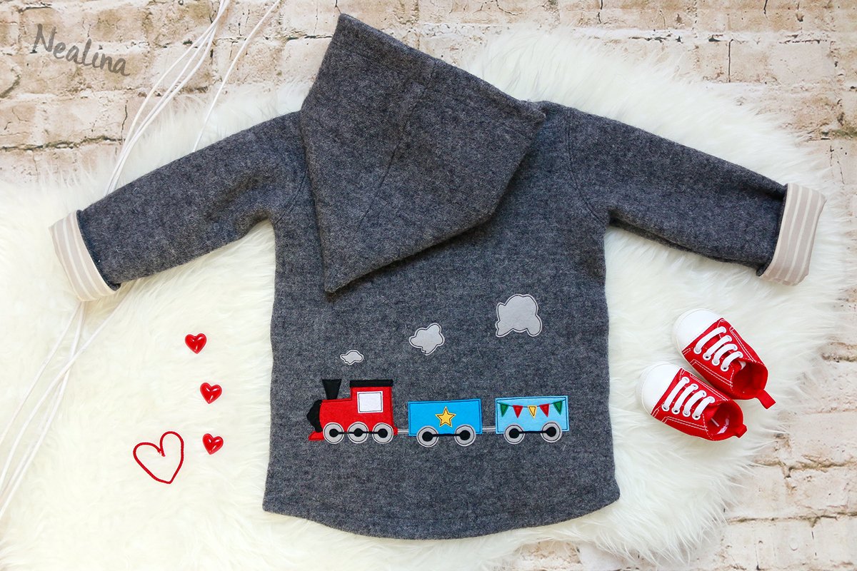 Grauer Kapuzen-Mantel für Kinder mit roter Lok, zwei bunten Wagons und Wolken-Applikationen