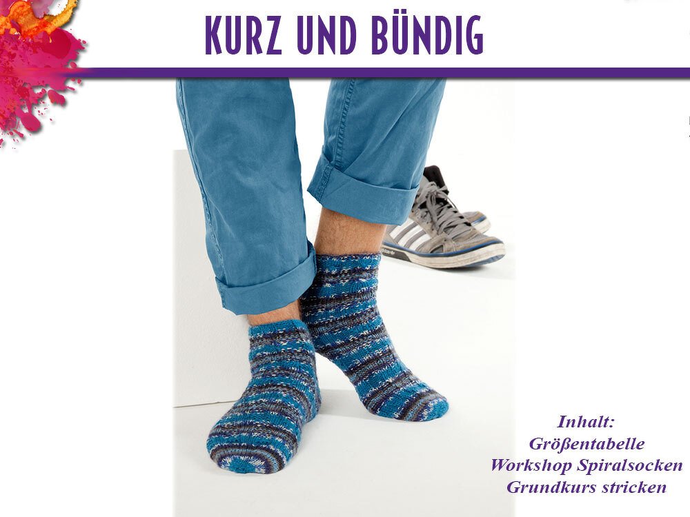 Kurzgestrickte, blau-gestreifte Socken an Füßen vor weißem Hintergrund; kleines Textfeld nennt ‚Größentabelle, Workshop Spiralsocken, Grundkurs stricken‘