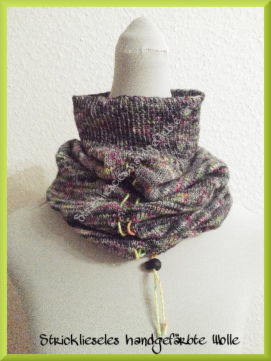 Gestrickter grauer Loop mit Rippenkragen und verstellbarer Kordel mit Perle