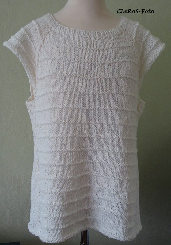Weißes Stricktop mit kurzen Ärmeln und horizontalen Streifen auf Schaufensterpuppe