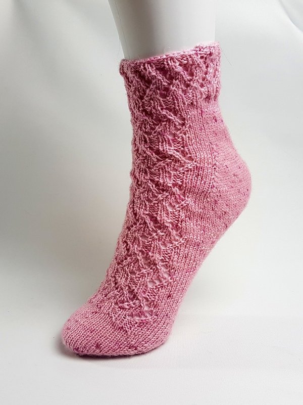 Rosa gestrickte Knöchelsocke mit Zopfmuster auf Fußform