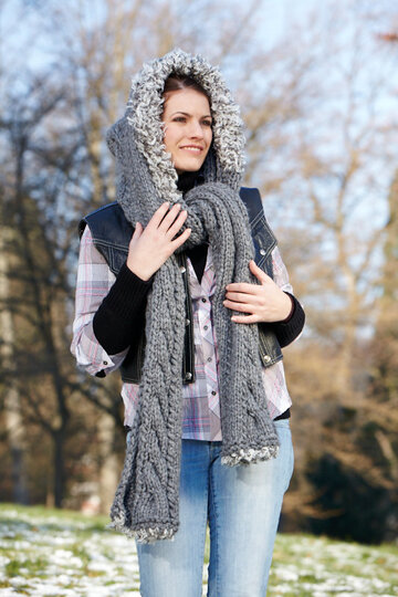 Kapuzenschal mit kuscheligem Pelzrand
