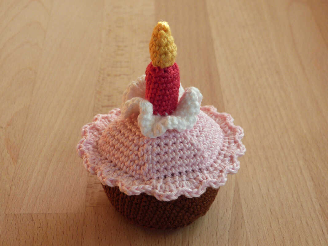 Crochet pattern for a birthday cake with candle