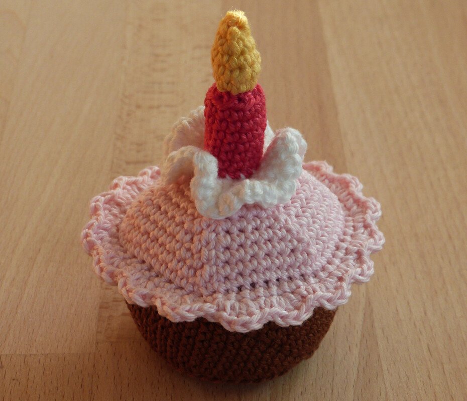 Crochet pattern for a birthday cake with candle - Image 2