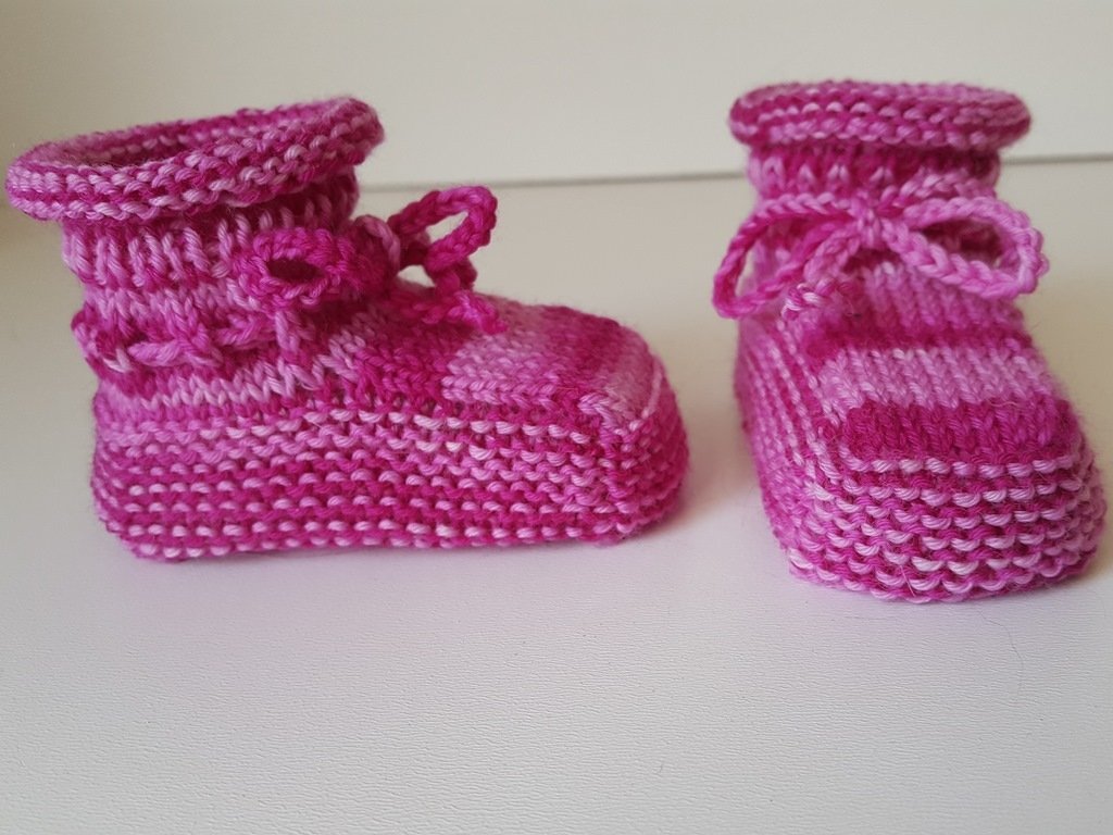 Strickanleitung Babyschuhe aus Wollresten / Sockenwolle, Sohlenlänge ca. 9 cm