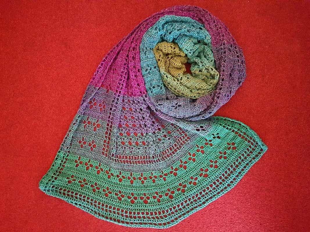 Gehäkeltes Dreieckstuch mit Verlaufs-Garn und dekorativem Lochmuster