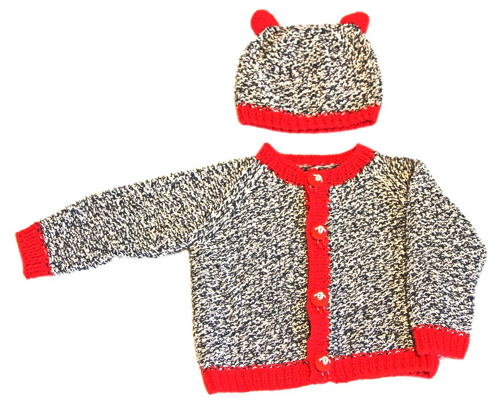 Zweiteiliges gestricktes Baby-Set: schwarz-weiß melierte Jacke mit roten Bündchen und passende Mütze mit Öhrchen