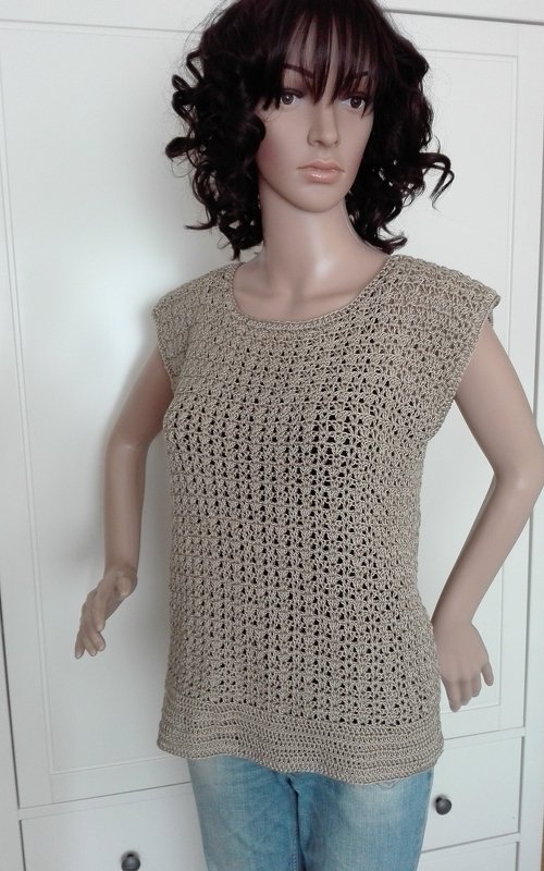 Beiges schlichtes Häkel-Top am Mannequin mit geradem Schnitt und breitem Saum