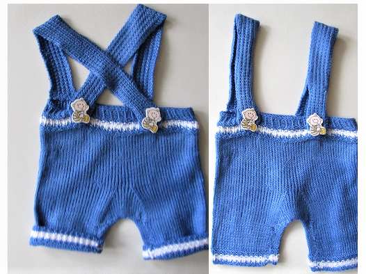 Blauer gestrickter Babystrampler mit gekreuzten Trägern und weißen Streifen