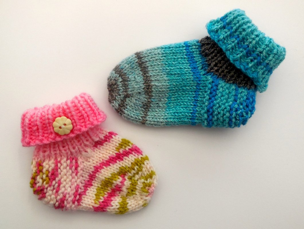 Babyhalstuch und Söckchen - Strickanleitung - Bild 2