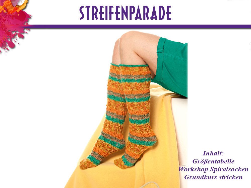 Beine mit gestrickten Kniestrümpfen in Orange, Grün und Grau, sitzende Pose