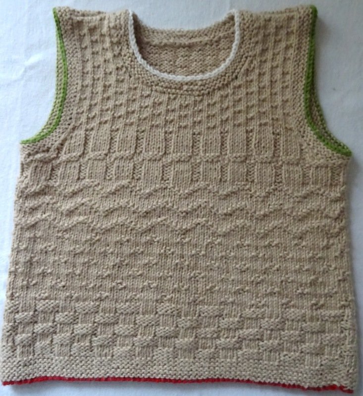 Beigefarbener gestrickter Kinder-Pullunder mit grünen Ärmelausschnitten, weißem Halsausschnitt und rotem Saum