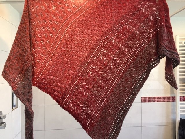 Gestricktes Dreieckstuch in Rotbraun mit Spitzen- und Lochmuster