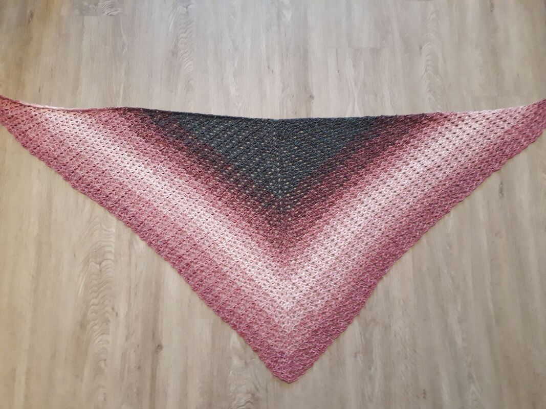 Gehäkeltes Dreieckstuch mit offenem Muster und Farbverlauf dunkel zu rosa