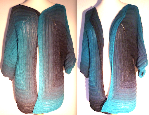 Offene gestrickte Damenjacke in Türkis und Grau, frontale und seitliche Ansicht