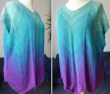 Gestrickte Tunika in Türkis und Lila mit Farbverlauf, V-Ausschnitt und kurzen Ärmeln auf einer Schneiderpuppe.