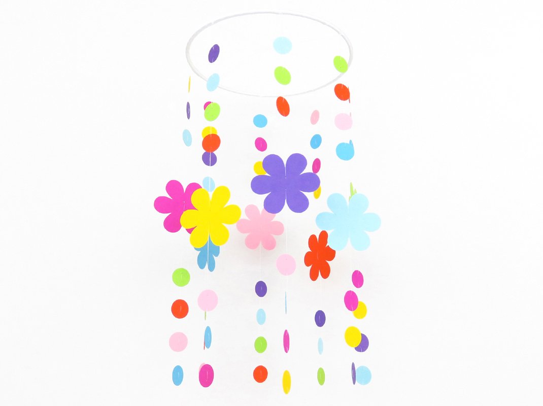 DIY Papier-Mobile mit hängenden bunten Kreisen und Blumen