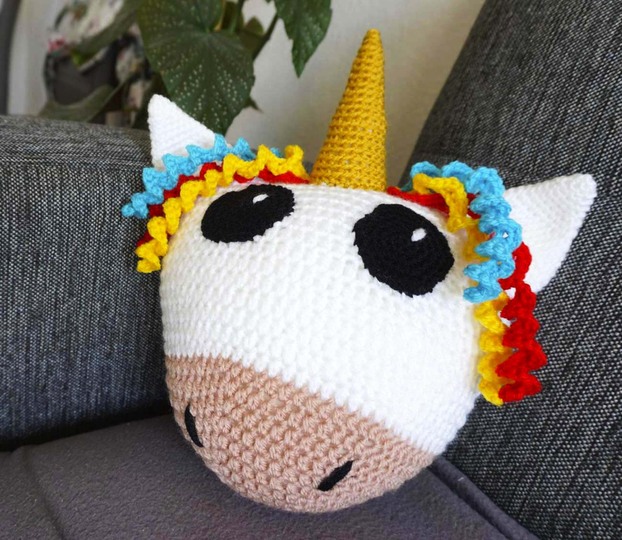 Crochet pattern: unicorn cuddle cushion