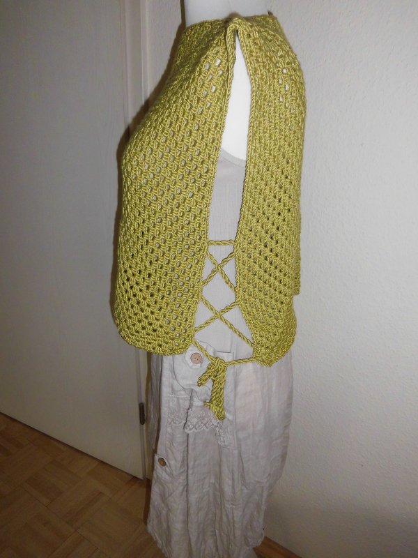 Ärmelloses limettengrünes Häkel-Oberteil mit vorderer Schnürung über Untertop und Rock