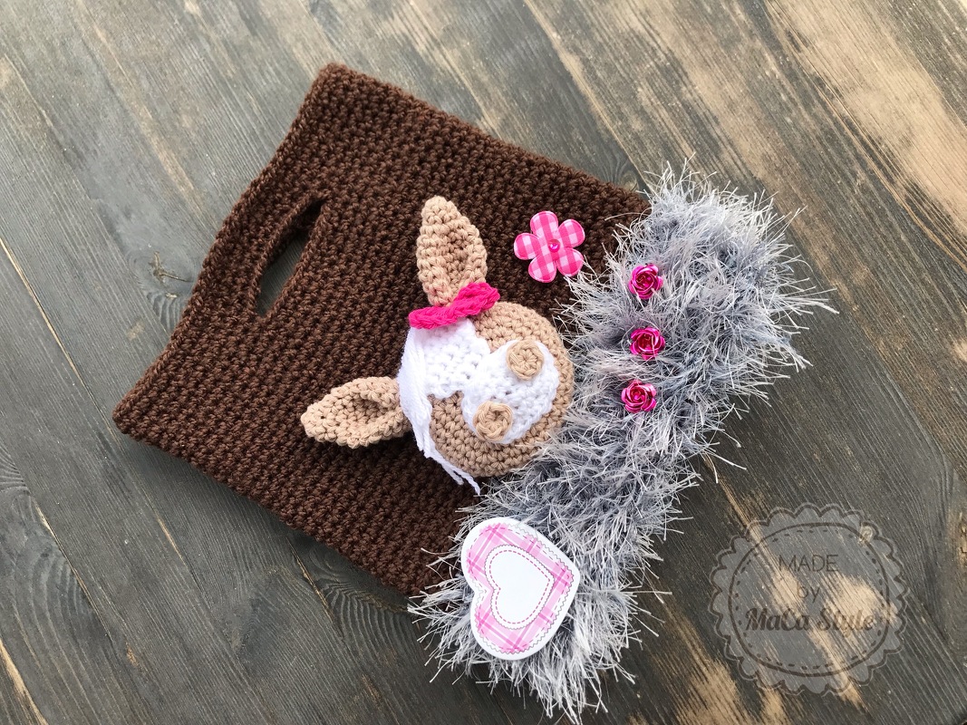 Gehäkelte Häschen‑Tasche in Braun mit grauem flauschigem Rand und rosa Rosen