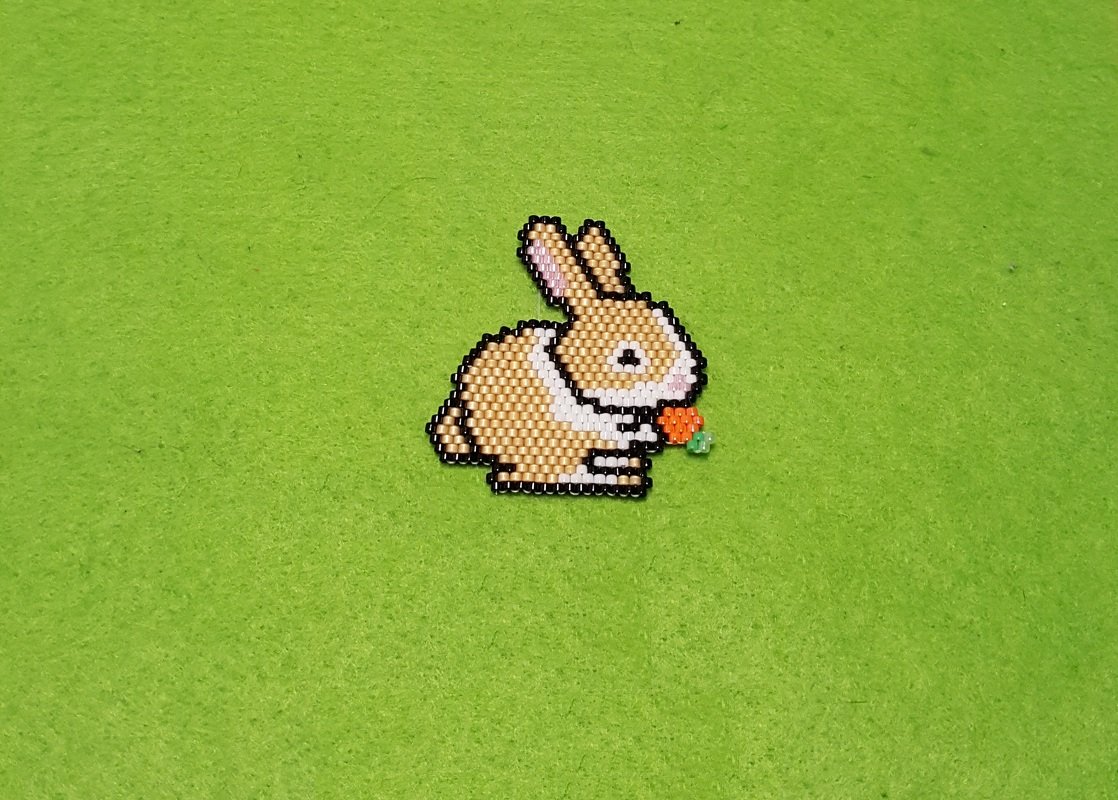 "Lissy" das Kaninchen mit Karotte / Anhänger / Ohrring / Schlüsselanhänger