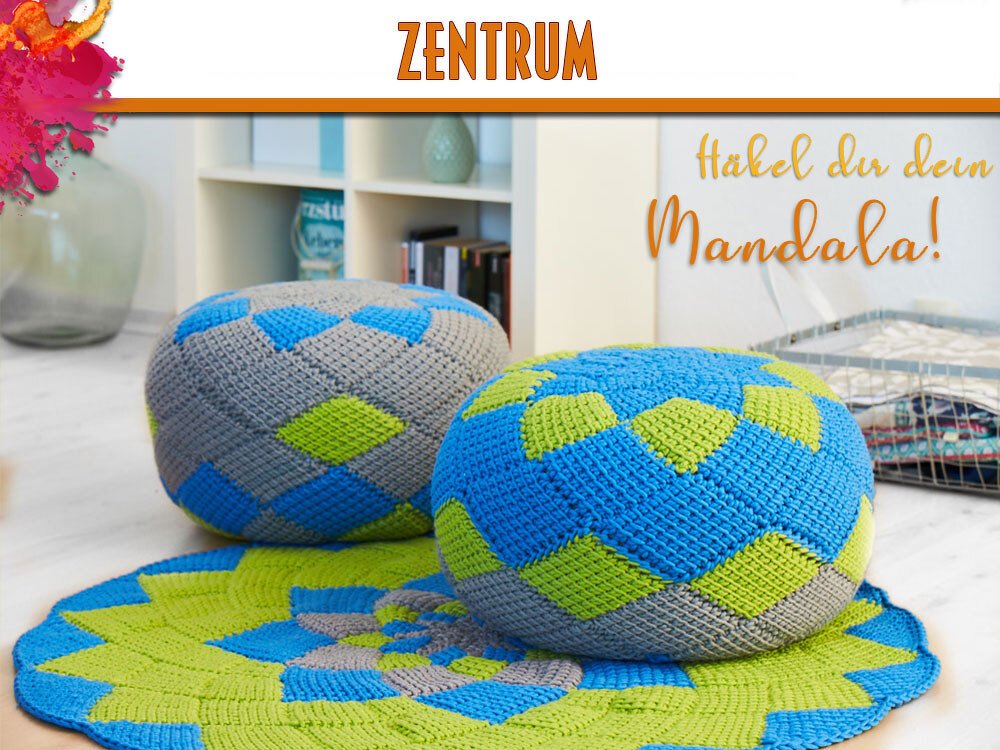 Nahaufnahme von gehäkelten runden Poufs und einem Mandala-Teppich mit diamantförmigem Muster in Hellblau, Limettengrün und Grau