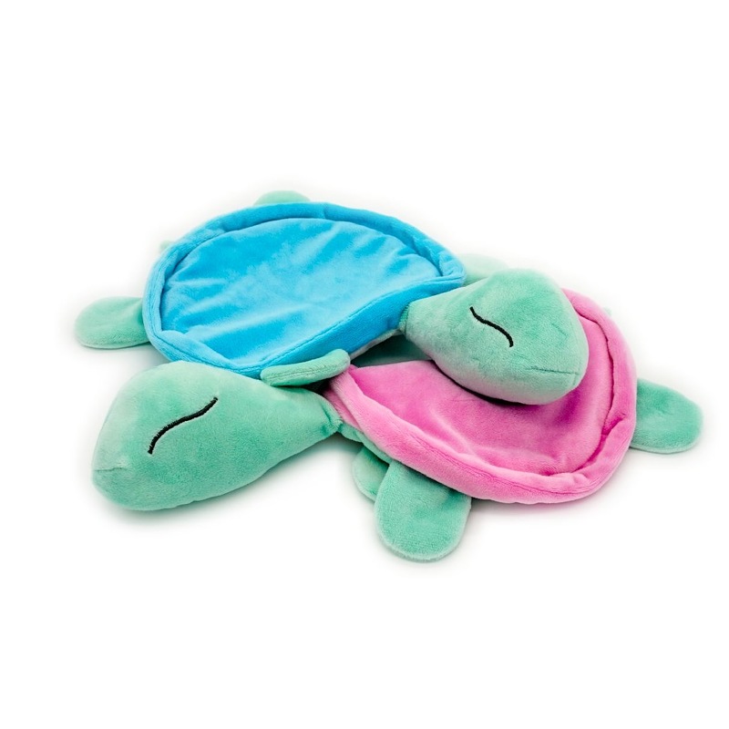 Zwei plüschige Schildkröten in Pastellfarben, eine mit blauem, eine mit rosafarbenem Panzer, liegend