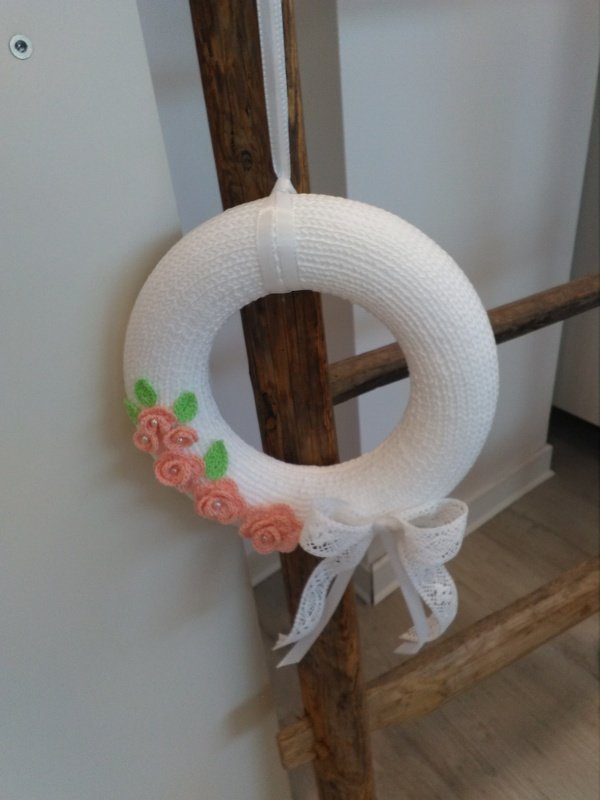 Tür Kranz mit gehäkelten Rosen