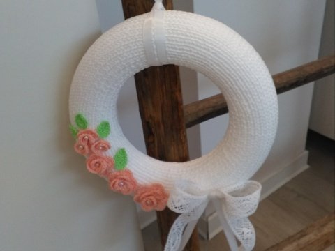 Tür Kranz mit gehäkelten Rosen