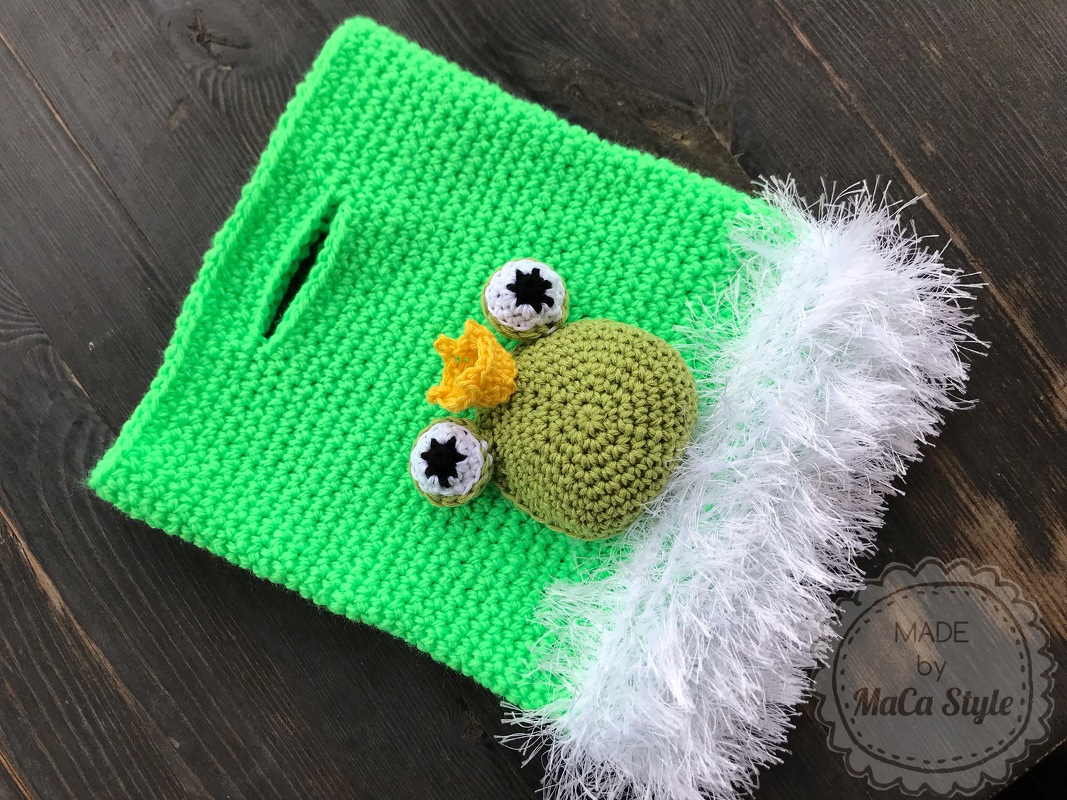 Grüne gehäkelte Tasche mit 3D-Frosch-Applikation, gelber Krone und weißem flauschigem Rand