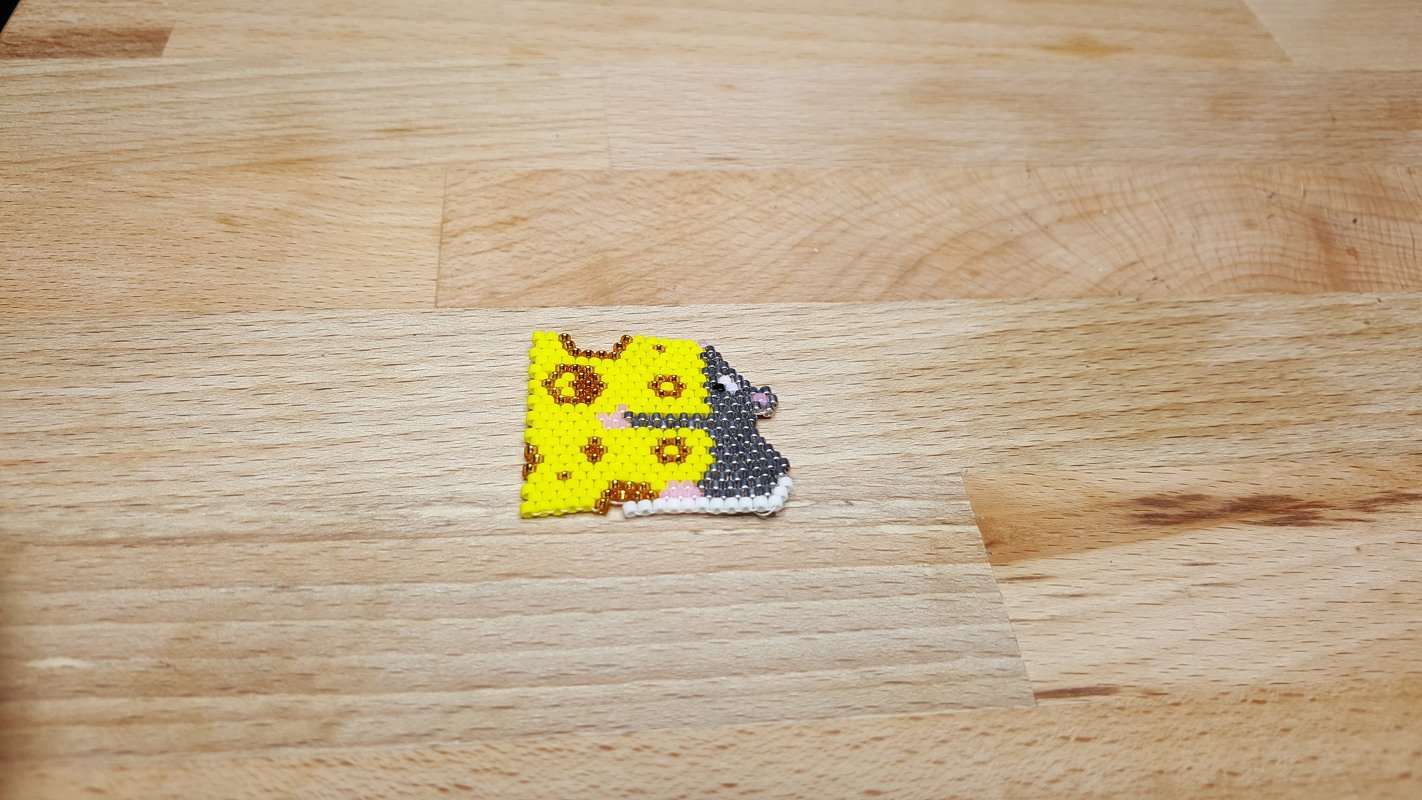 Gefädeltes Perlenmuster-Anhänger mit gelbem Käse und grauer Maus