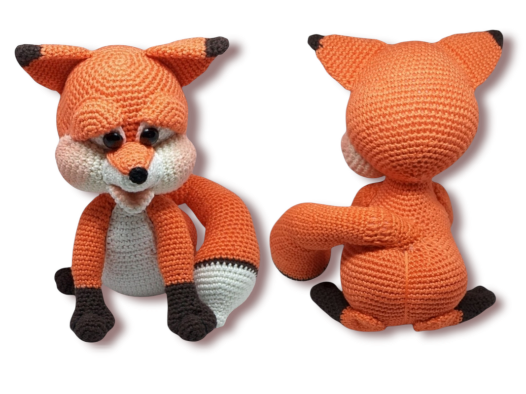Gehäkelter Amigurumi-Fuchs in Orange mit weißem Bauch und dunkelbraunen Details, Vorder- und Rückansicht.