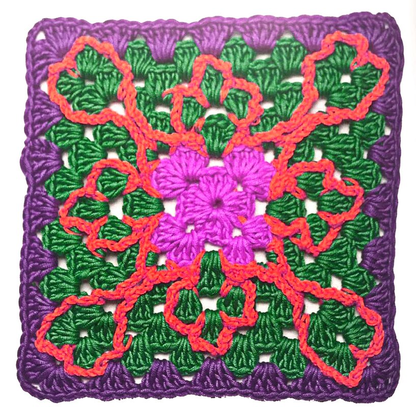 Gehäkeltes Granny‑Square in Violett, Grün und Orange