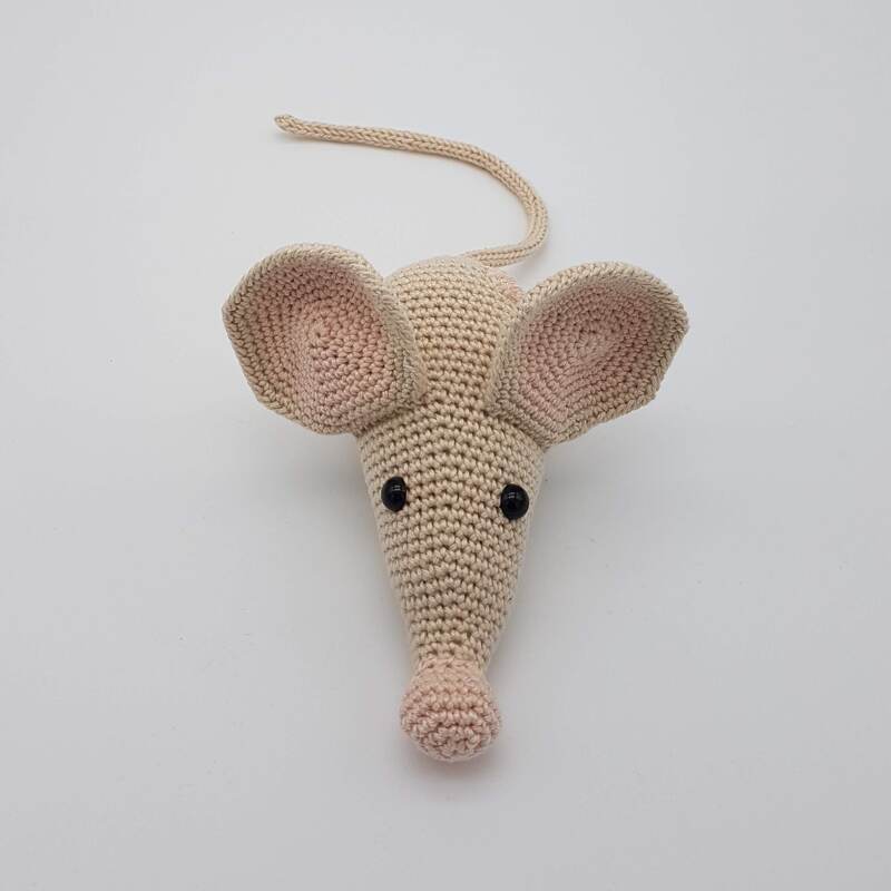 Gehäkelte Maus in Beige mit großen Ohren, schwarzen Augen und langem Schwanz