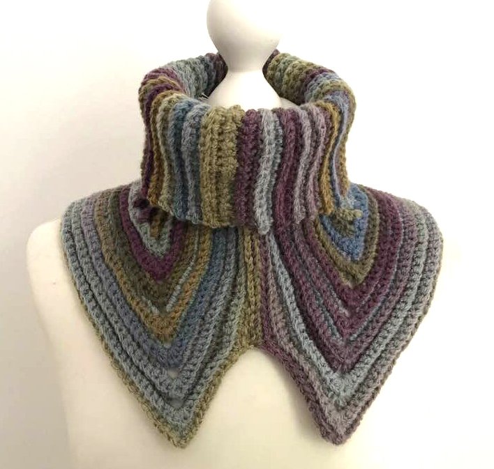 Gehäkelter Kragenschal mit hohem Rollkragen und spitzen Vorderkanten in gestreiften Naturtönen