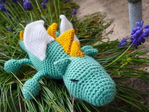 Häkelanleitung schlafender Drache Luca