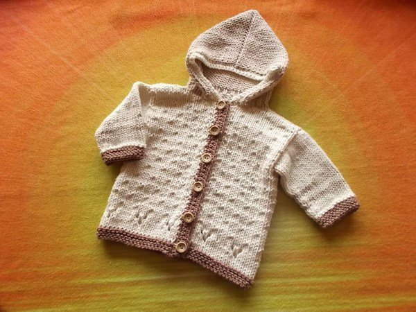 Baby-Erstlingsjacke mit Kapuze im Trachtenstil - Strickanleitung