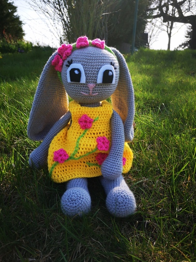 Häkelanleitung: Hase Henriette mit gelbem Kleid (48 cm)