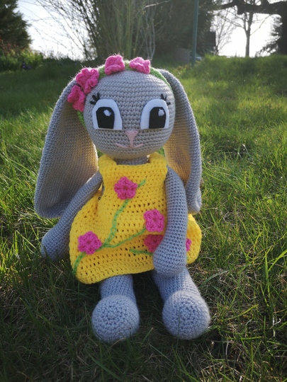 Häkelanleitung: Hase Henriette mit gelbem Kleid (48 cm)