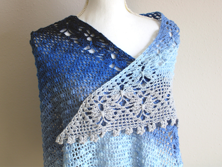 Häkelanleitung Dreieckstuch Schmetterlinge mit Blümchenbordüre