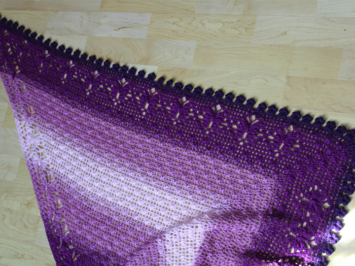 Häkelanleitung Dreieckstuch Schmetterlinge mit Blümchenbordüre