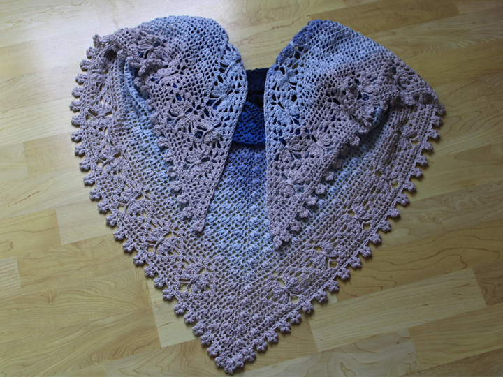 Häkelanleitung Dreieckstuch Schmetterlinge mit Blümchenbordüre