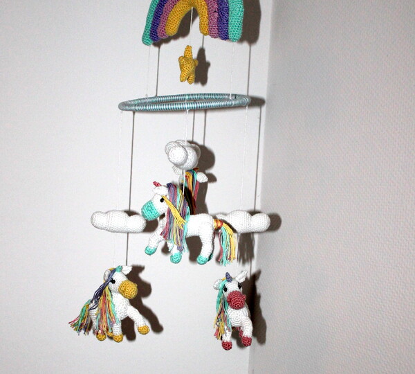 Crochet a Unicorn Mobile – Four Unicorns with Rainbow and Clouds (EN & DE)