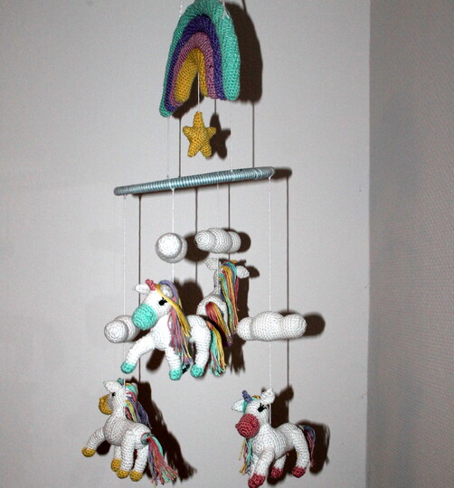 Crochet a Unicorn Mobile – Four Unicorns with Rainbow and Clouds (EN & DE)